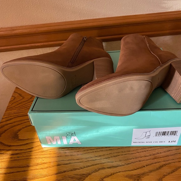 Mia Booties NEW Size 8 - Picture 2 of 5